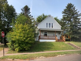 701 E 8th St in Duluth, MN - Building Photo