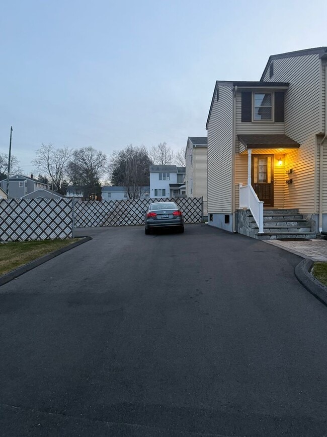 250 Oakland Ave in New Britain, CT - Building Photo - Building Photo