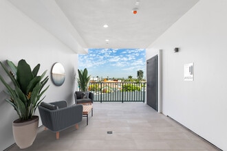 10928 S Inglewood Ave, Unit 303 in Inglewood, CA - Building Photo - Building Photo