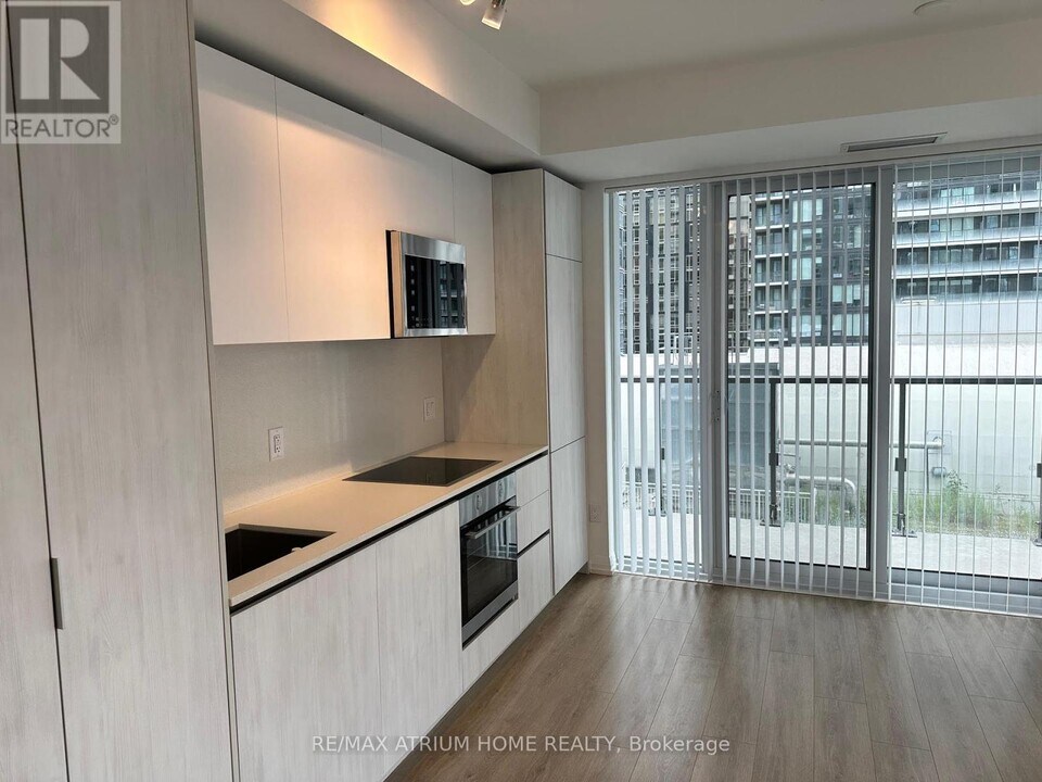 8-2618 Widmer St in Toronto, ON - Building Photo