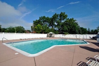 Village Place Apartments in South Rockwood, MI - Foto de edificio - Building Photo