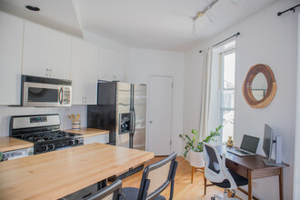 2015 W Concord Pl, Unit A in Chicago, IL - Building Photo - Building Photo