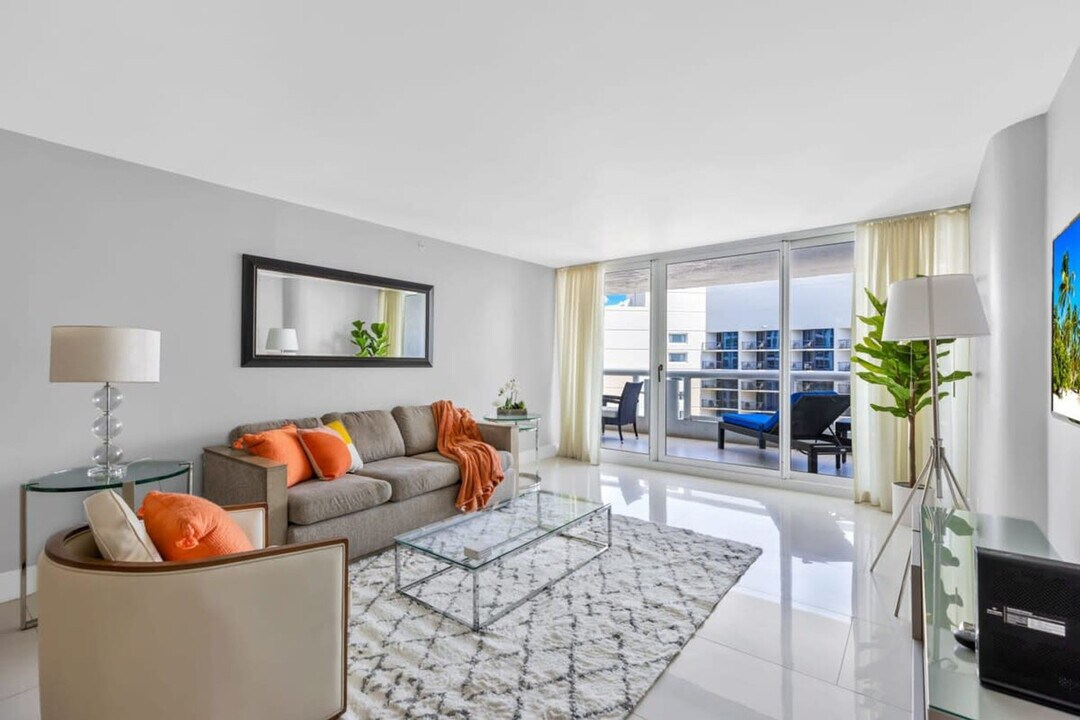1717 N Bayshore Dr in Miami, FL - Building Photo
