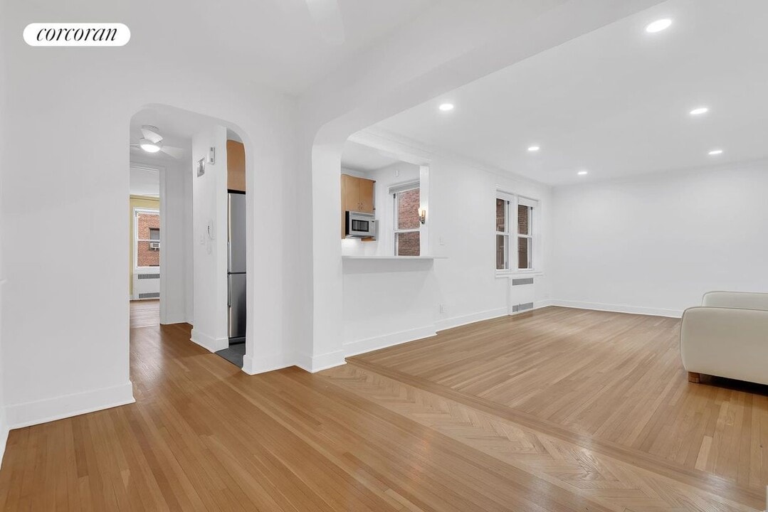 7615 35th Ave in Queens, NY - Foto de edificio