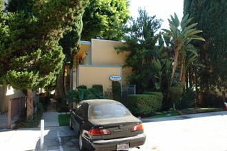 10907 Fruitland Dr in Studio City, CA - Foto de edificio - Building Photo