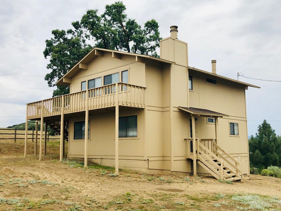 24440 Jacaranda Dr in Tehachapi, CA - Building Photo