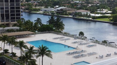 1965 S Ocean Dr in Hallandale Beach, FL - Foto de edificio - Building Photo