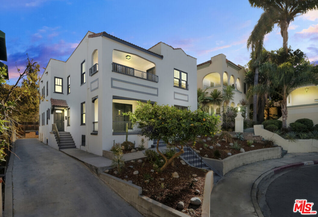 854 Serrano Pl in Los Angeles, CA - Building Photo