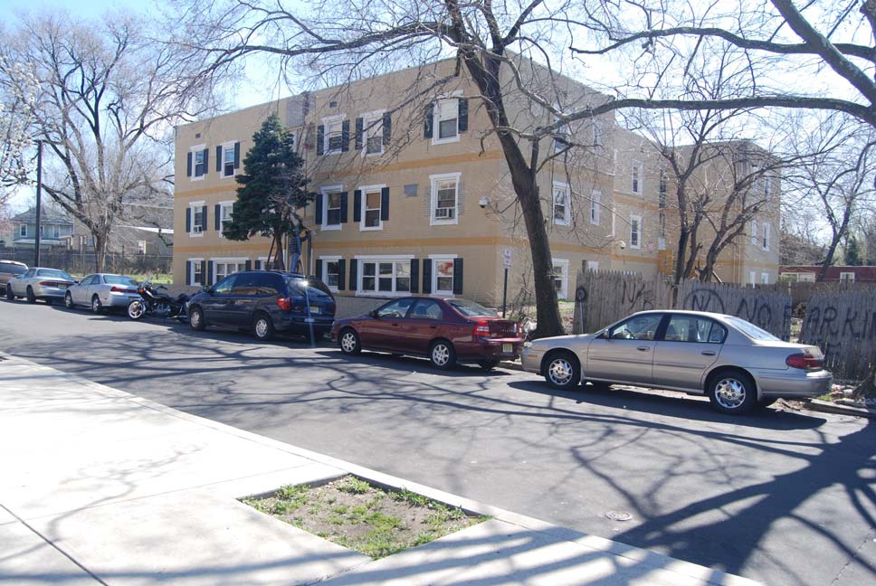 Cra-West Apartments in Camden, NJ - Foto de edificio