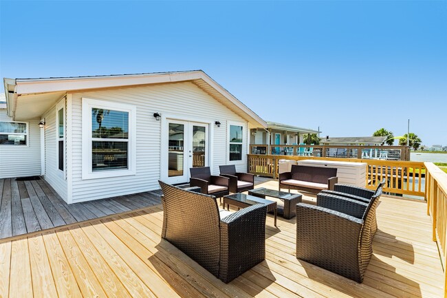 4421 Pelican Rd in Jamaica Beach, TX - Foto de edificio - Building Photo