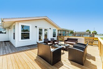 4421 Pelican Rd in Jamaica Beach, TX - Building Photo - Building Photo