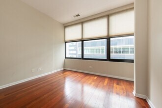 130 S Canal St, Unit 810 in Chicago, IL - Building Photo - Building Photo