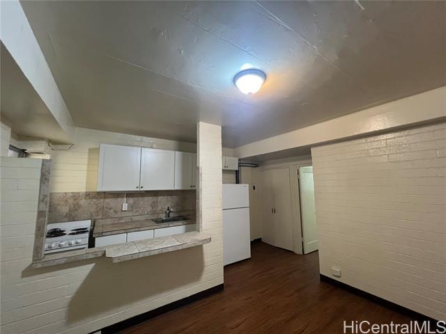 215 Paoakalani Ave in Honolulu, HI - Building Photo