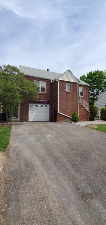 297 Tom Hunter Rd in Fort Lee, NJ - Building Photo