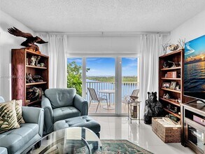 300 Bayview Dr in Sunny Isles Beach, FL - Building Photo - Building Photo