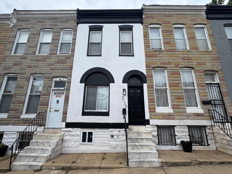 2128 Hollins St in Baltimore, MD - Building Photo