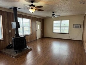 4594 US-287 in Iowa Park, TX - Foto de edificio - Building Photo