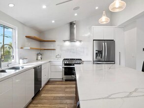 19041 Calvert St in Los Angeles, CA - Building Photo - Building Photo
