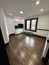 2535 N Linder Ave, Unit 1F in Chicago, IL - Foto de edificio - Building Photo