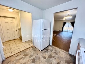 868 Blanco Ave in Coos Bay, OR - Foto de edificio - Building Photo