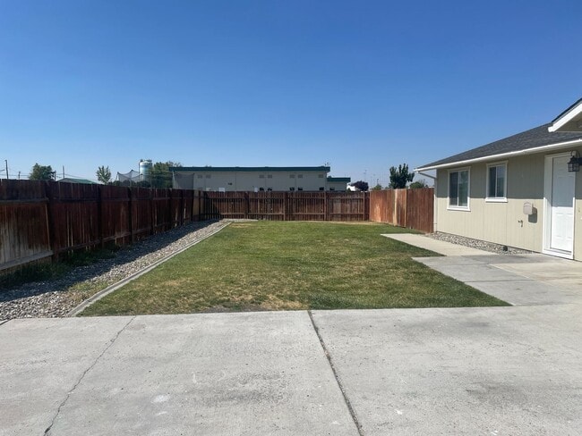 1738 W Mockingbird St in Moses Lake, WA - Building Photo - Building Photo