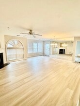 4702 Pennoak Ln, Unit Apt A in Greensboro, NC - Foto de edificio - Building Photo