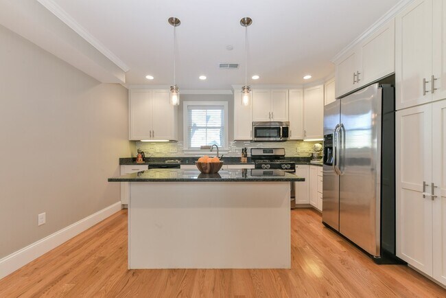 6 Peter Parley Rd, Unit 2 in Boston, MA - Building Photo - Building Photo