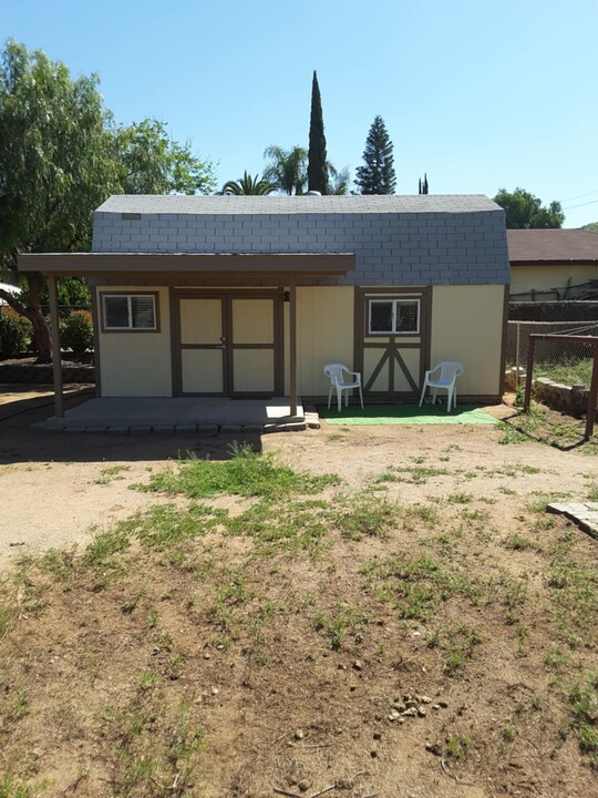 911 Daugherty Rd in Norco, CA - Foto de edificio