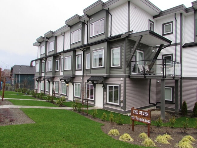 253 Victoria Rd in Nanaimo, BC - Building Photo - Building Photo