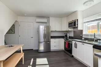 209 Madison Ave in Redwood City, CA - Building Photo - Interior Photo