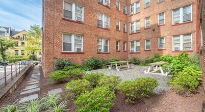 Rocksboro Apartments in Washington, DC - Foto de edificio - Building Photo