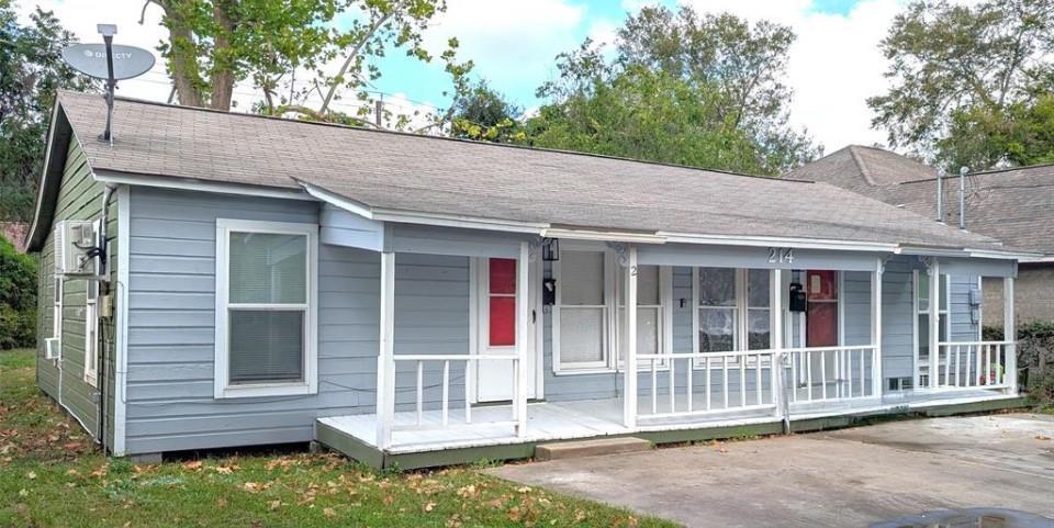 214 W Marion St in Clute, TX - Building Photo