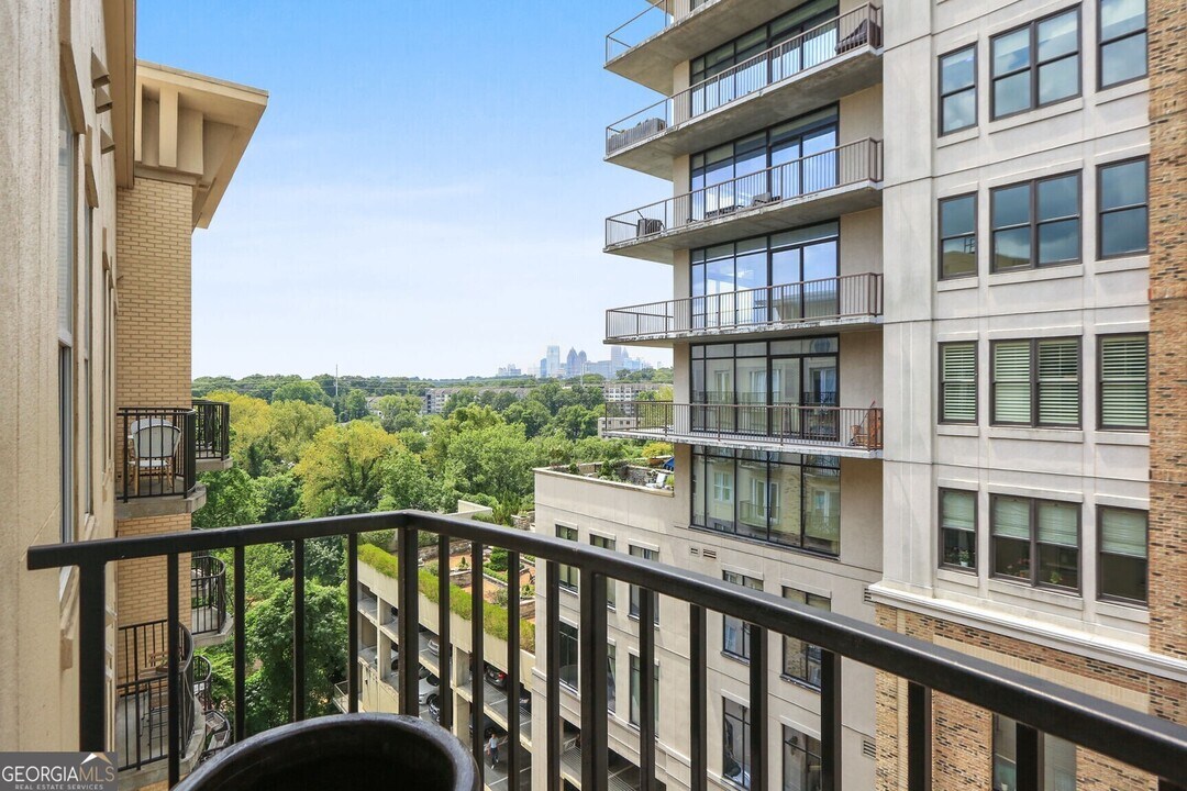 2255 Peachtree Rd NE in Atlanta, GA - Building Photo