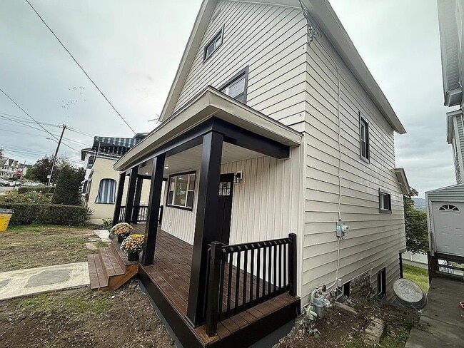 1105 Quincy Ave in Dunmore, PA - Building Photo - Building Photo