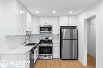 16651 Tunstall Ln in Huntington Beach, CA - Foto de edificio - Building Photo