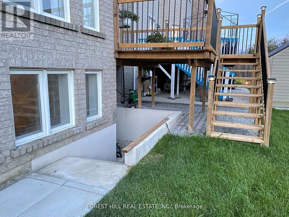 55 Toporowski Ave in Richmond Hill, ON - Building Photo