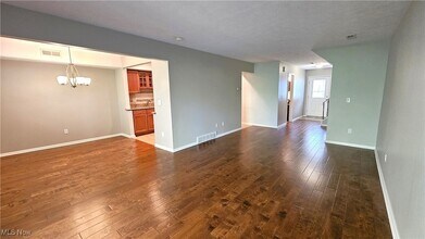 1771 Rolling Hills Dr in Twinsburg, OH - Foto de edificio - Building Photo