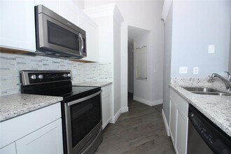 2556 Woodgate Blvd, Unit Apt 206 in Orlando, FL - Foto de edificio - Building Photo