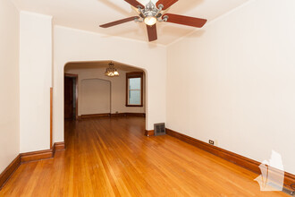 2108 W Addison St, Unit 1 in Chicago, IL - Foto de edificio - Building Photo