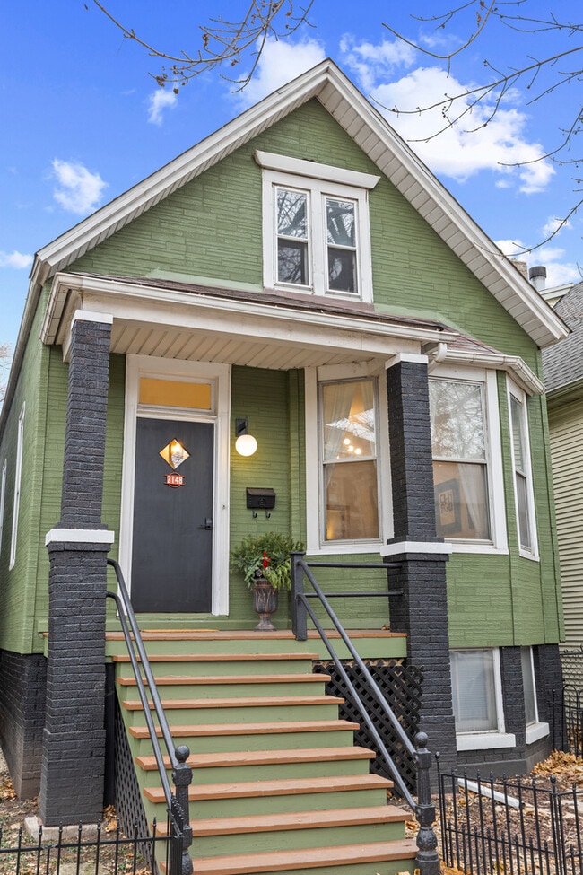2148 W Belle Plaine Ave in Chicago, IL - Building Photo - Building Photo