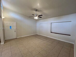 5770 SW 60th St in Miami, FL - Building Photo - Building Photo