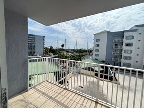 2475 NW 16th St Rd in Miami, FL - Building Photo - Building Photo