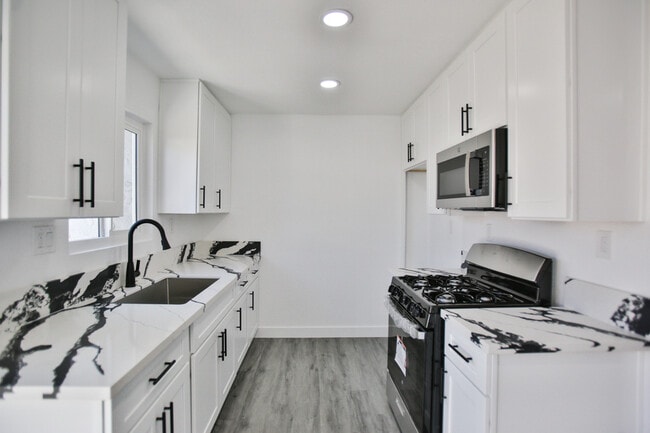 440 W Holt Ave, Unit B