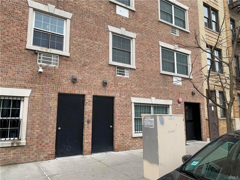 2538 Holland Ave in Bronx, NY - Building Photo