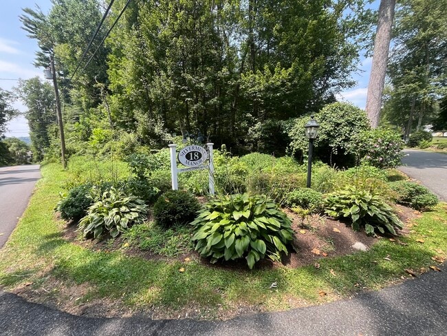 1 Silvermine Manor in Brookfield, CT - Foto de edificio - Building Photo