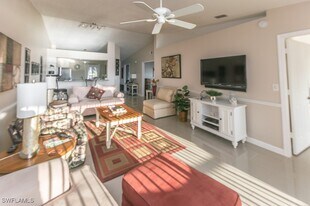 800 New Waterford Dr in Naples, FL - Building Photo