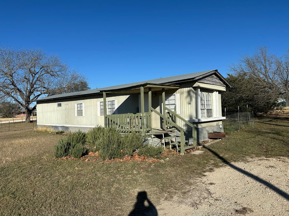 146 Wren Rd in Bandera, TX - Building Photo