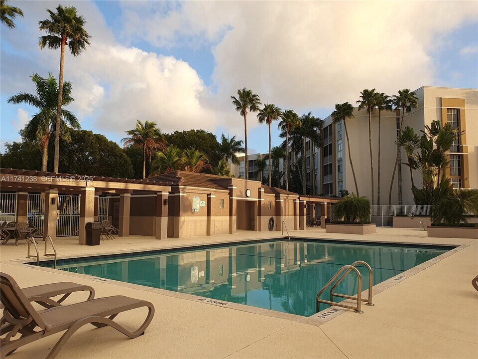 9755 NW 52nd St in Doral, FL - Building Photo