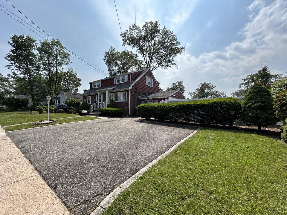 84 N Vivyen St in Bergenfield, NJ - Building Photo