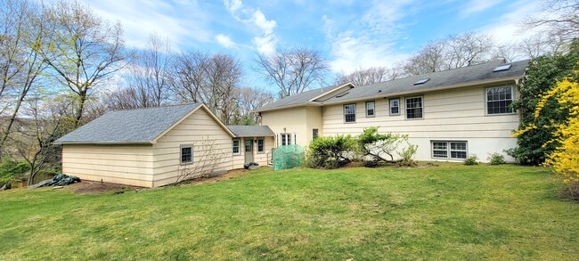 571 Knollwood Rd in Ridgewood, NJ - Building Photo - Building Photo